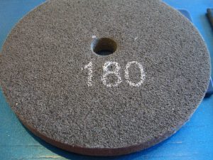 Schleiffließscheibe, Felgenpolierscheibe, Korn 180 für Felgenpoliermaschine,